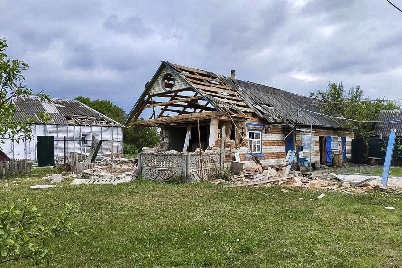Cette photo diffusée par la chaîne Telegram du gouverneur de la région de Belgorod, Vyacheslav Gladkov, montre des maisons endommagées, une action que Moscou a imputé à des saboteurs militaires ukrainiens. [Keystone]