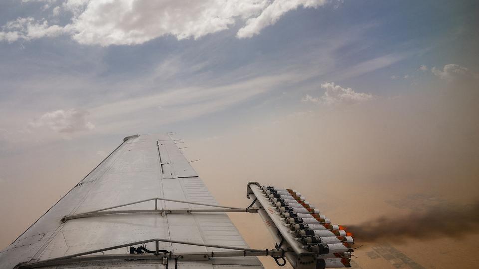 Des fusées hygroscopiques sont libérées lors d'un vol d'ensemencement de nuages effectué par le Centre national de météorologie, entre Al Ain et Al Hayer aux Émirats arabes unis, le 24 août 2022. [Reuters - Amr Alfiky]