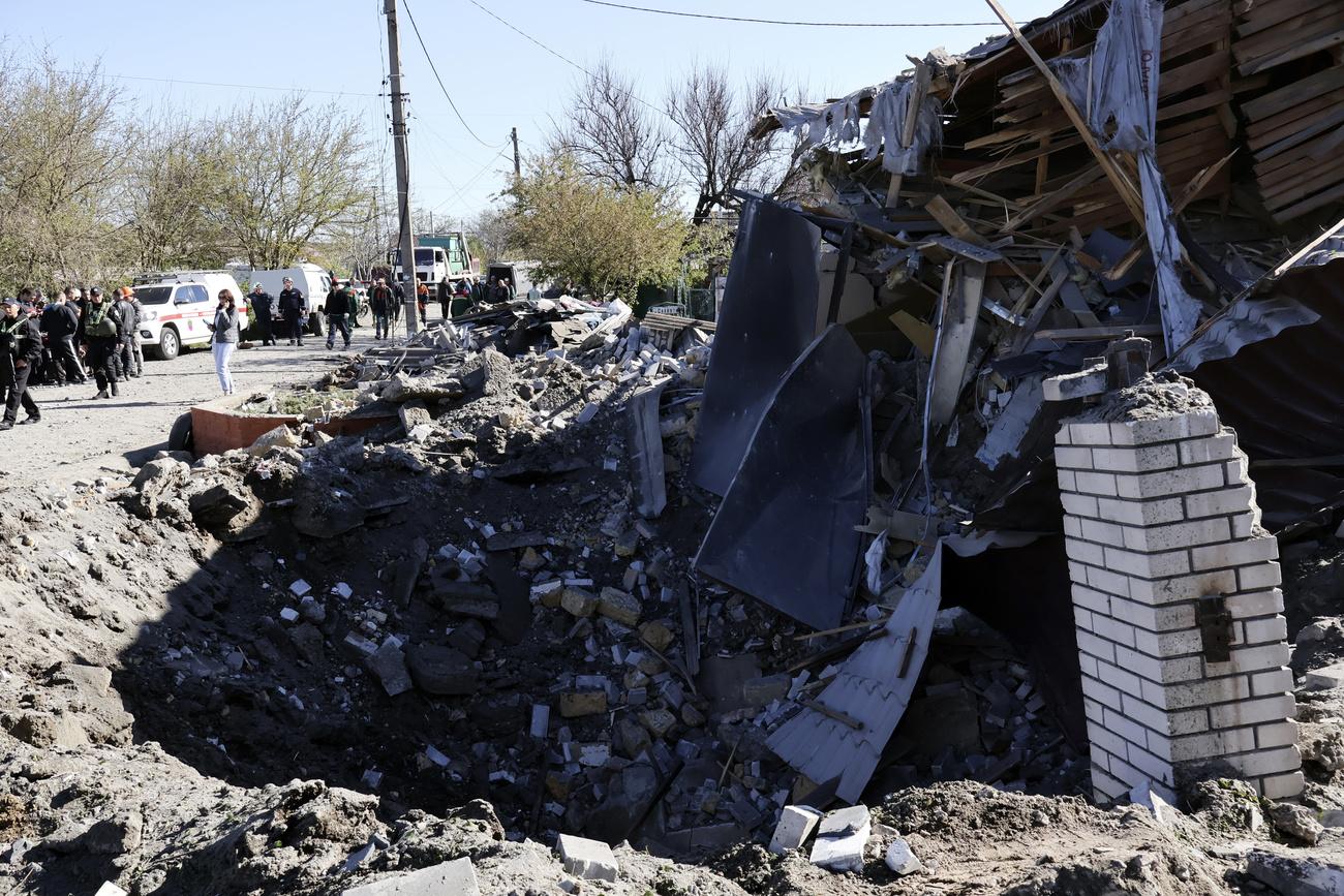 Vue d'un bâtiment détruit par les bombardements russes à Zaporijjia, dans le sud-est de l'Ukraine, mercredi 3 mai 2023. [Keystone - AP Photo/Andriyenko Andriy]