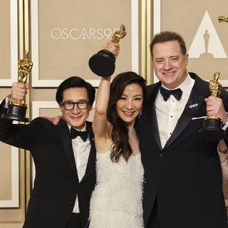 Ke Huy Quan, Michelle Yeoh, Brendan Fraser et Jamie Lee Curtis avec leurs oscars. [REUTERS - Mike Blake]