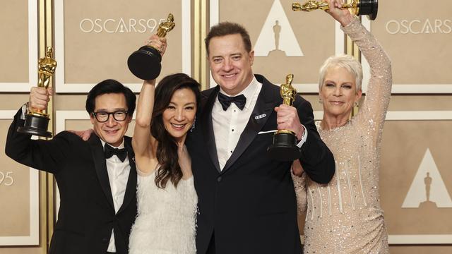 Ke Huy Quan, Michelle Yeoh, Brendan Fraser et Jamie Lee Curtis avec leurs oscars. [REUTERS - Mike Blake]