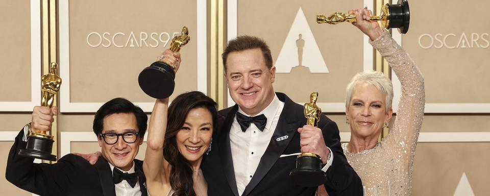 Ke Huy Quan, Michelle Yeoh, Brendan Fraser et Jamie Lee Curtis avec leurs oscars. [REUTERS - Mike Blake]