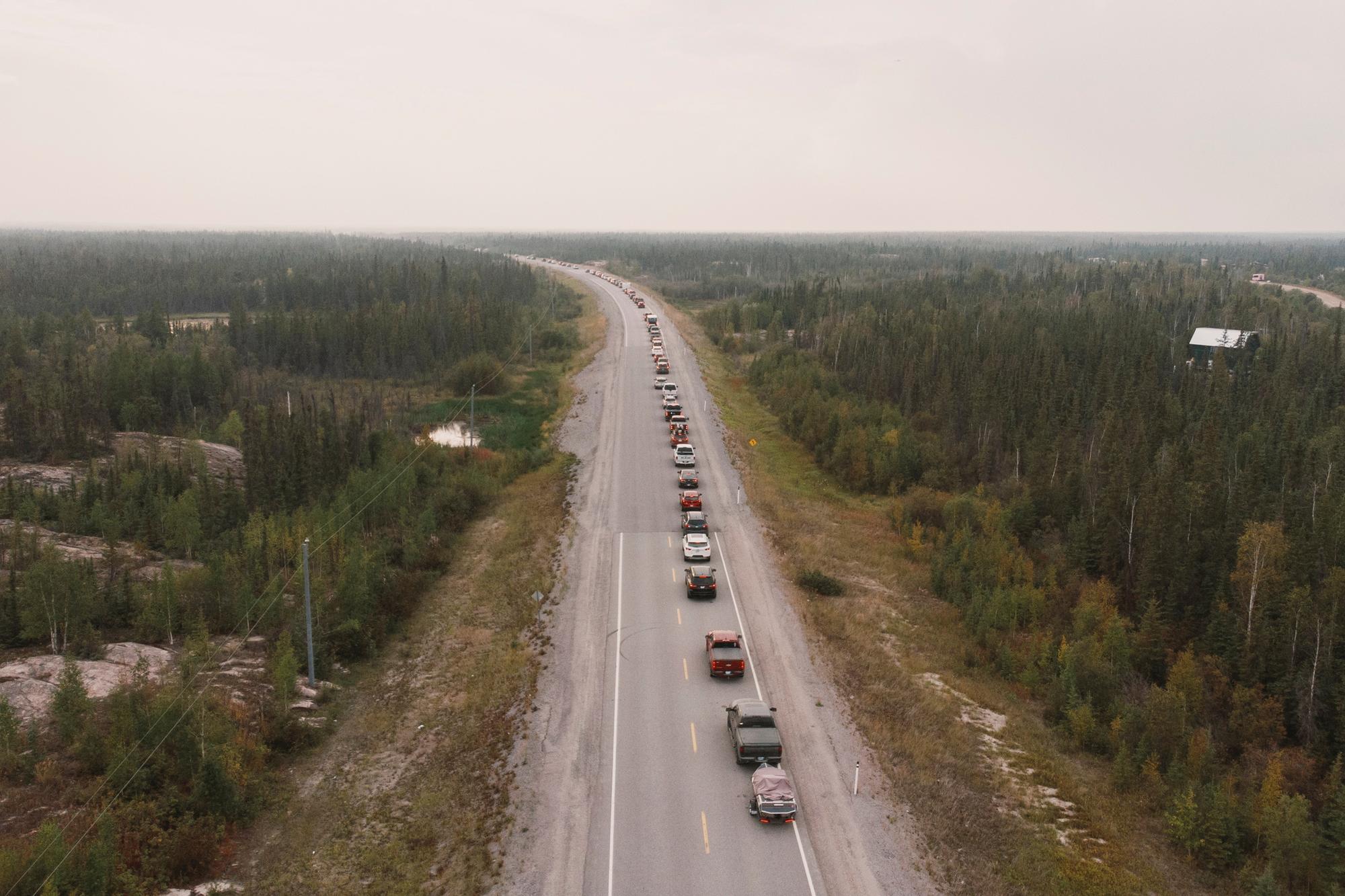 Des résidents de Yellowknife évacuent sur la seule route permettant de quitter la ville. [Reuters - Pat Kane]