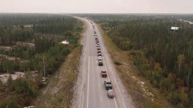 Des résidents de Yellowknife évacuent sur la seule route permettant de quitter la ville. [Reuters - Pat Kane]