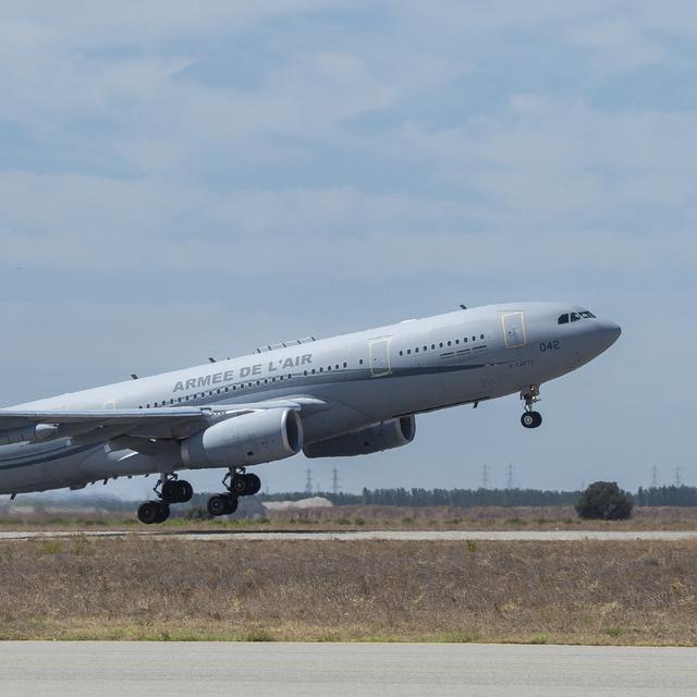 L'avion comportant les 262 rapatriés du Niger a atterri à l'aéroport de Paris-Roissy Charles de Gaulle. [AFP]