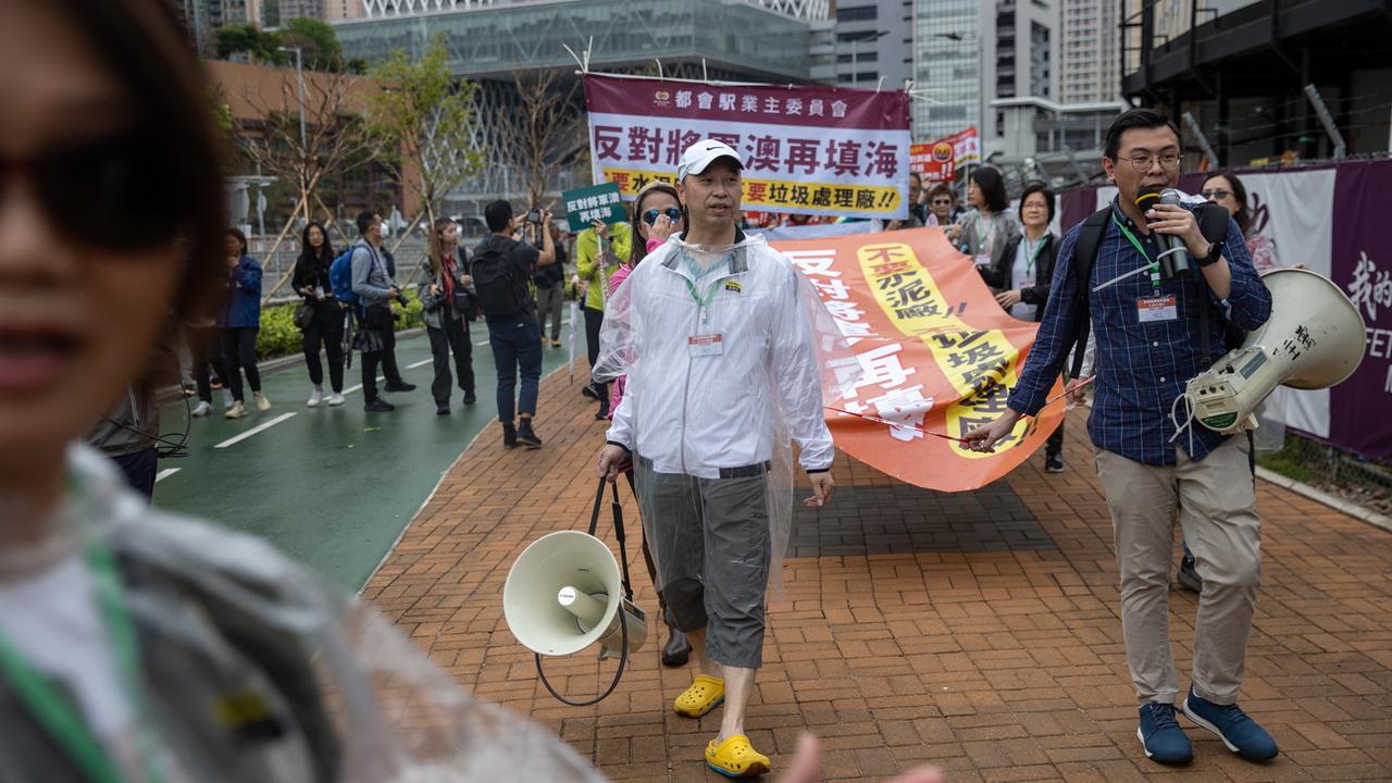 La première manifestation depuis environ deux ans contre une mesure du gouvernement hongkongais s'est déroulée dimanche selon des modalités strictes [Keystone - Jérôme Favre]