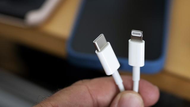 Les câbles seront harmonisés dans la loi et l'USB-C deviendra la norme dès 2024. [Keystone]