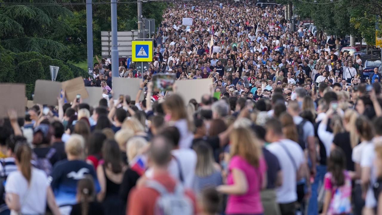 Des dizaines de milliers de manifestants en Serbie contre la violence [Keystone - Darko Vojinovic]