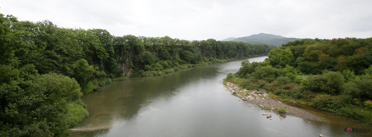 La zone démilitarisée doit sa biodiversité variée à sa géographie, qui traverse des montagnes, des prairies, des marais, des lacs et des marécages. [Flickr - Republic of Korea]