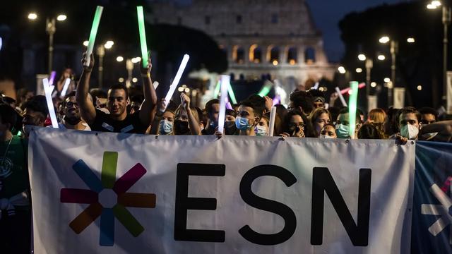 Des étudiants d'échange à Rome en novembre 2021 pendant un rallye organisé par ESN. [Keystone/EPA - Angelo Carconi]