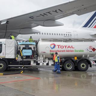 Ravitaillement d'un Airbus A350-900, le premier avion long-courrier d'Air France alimenté en carburant aviation durable (SAF), à l'aéroport de Roissy, le 18 mai 2021. [Eric Piermont]