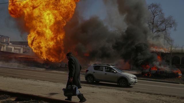 Après un mois de guerre, les bombardements se sont installés dans le quotidien des habitants de Kharkiv. [Reuters - Oleg Pereverzev]