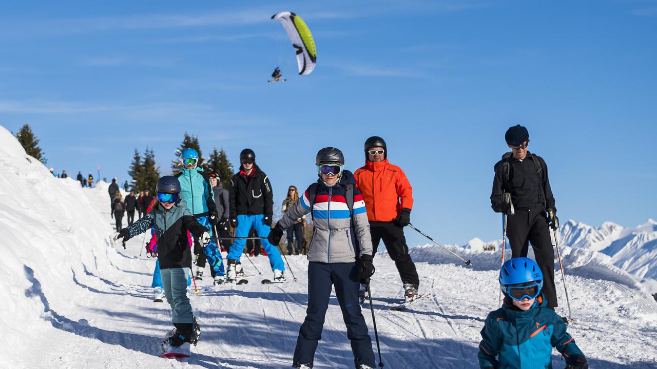 La saison de ski 2022-2023 se termine sous le soleil (image d'illustration). [Keystone - Jean-Christophe Bott]