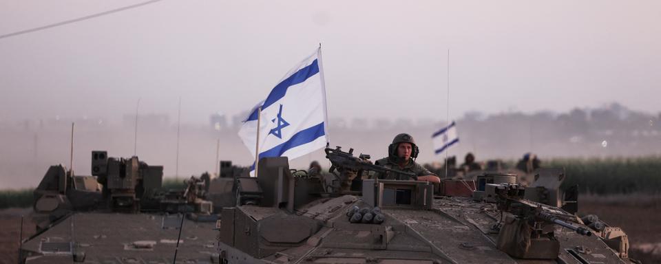 Une unité d'artillerie de l'armée israélienne se rassemble près de la frontière entre Israël et la bande de Gaza, dans le sud d'Israël, le 12 octobre 2023. [reuters - Ronen Zvulun]