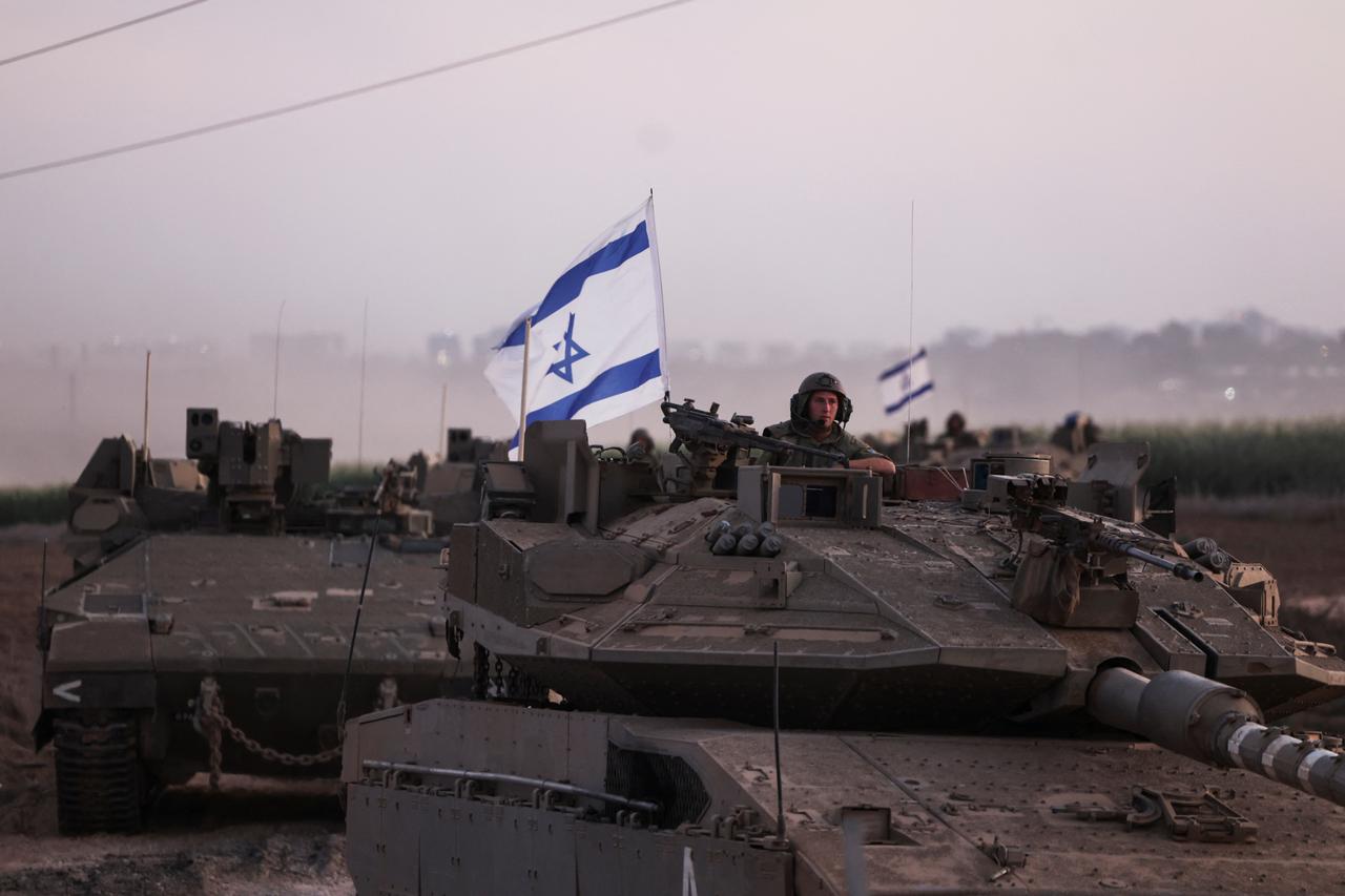 Une unité d'artillerie de l'armée israélienne se rassemble près de la frontière entre Israël et la bande de Gaza, dans le sud d'Israël, le 12 octobre 2023. [reuters - Ronen Zvulun]