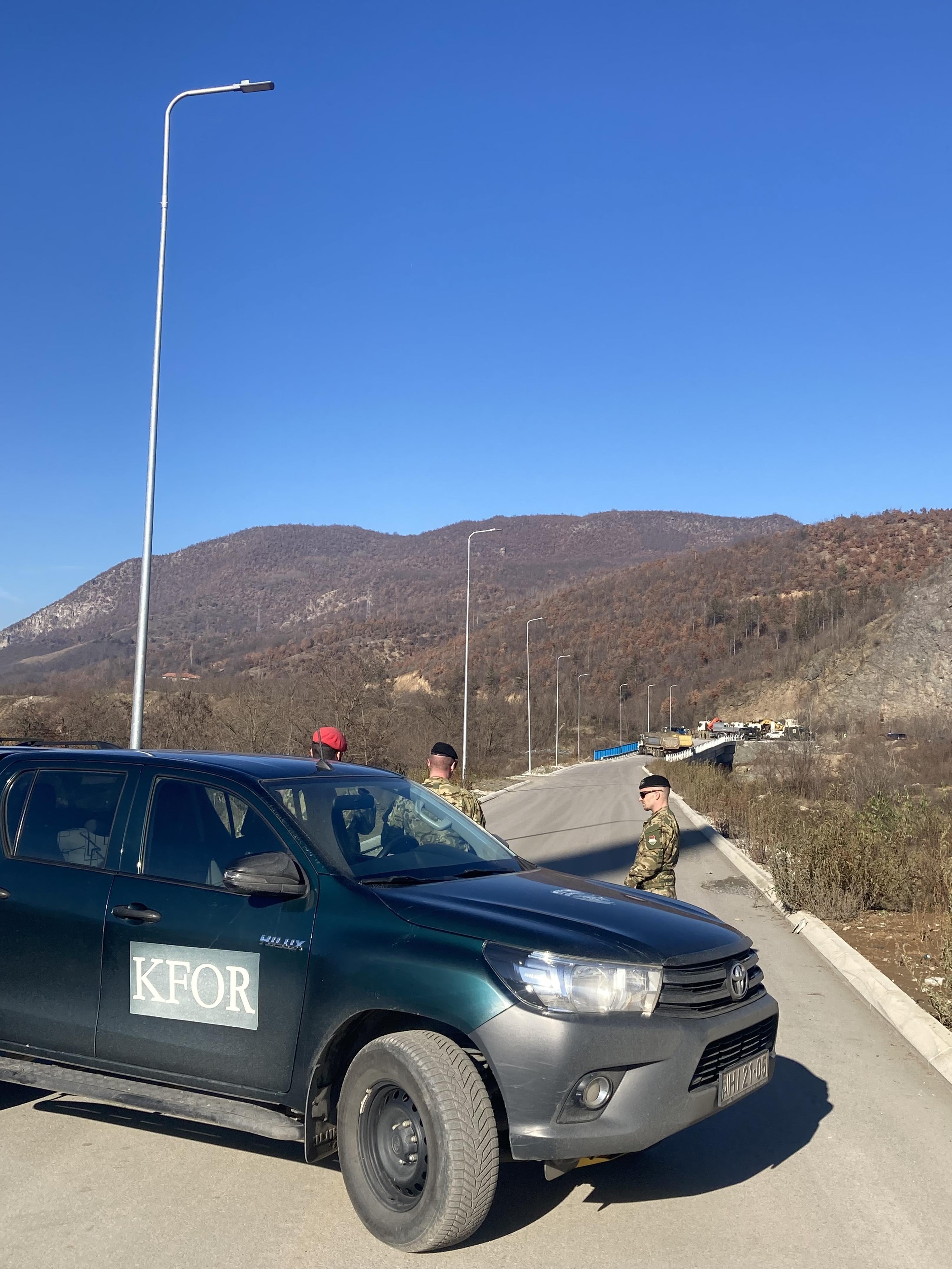 La KFOR retire l'un des derniers barrages mis en place par des Serbes du Kosovo sur un pont aux abords de Mitrovica le 3 janvier 2023. [RTS - Stephen Mossaz]
