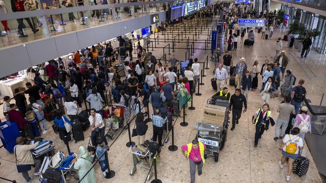 Aéroport de Genève lors de la grève pour contester contre la nouvelle politique salariale. [Keystone - Martial Trezzini]