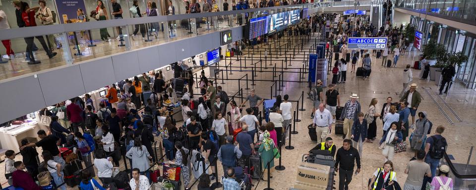 Aéroport de Genève lors de la grève pour contester contre la nouvelle politique salariale. [Keystone - Martial Trezzini]