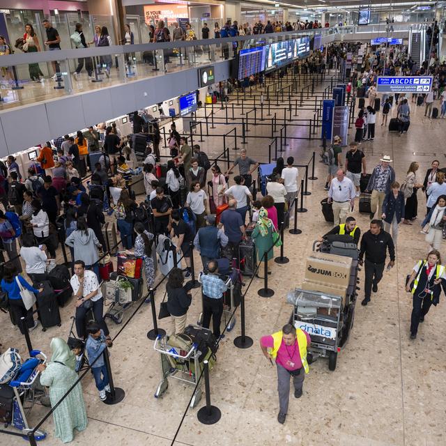 Aéroport de Genève lors de la grève pour contester contre la nouvelle politique salariale. [Keystone - Martial Trezzini]