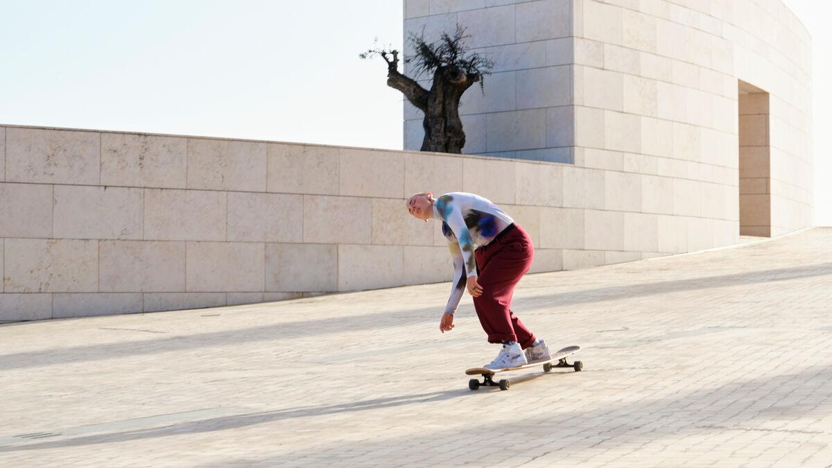 Fête de la Danse 2023: Giu Alfeo, artiste qui danse sur une longboard. [Fête de la danse 2023 - ©Black Magic Tea]