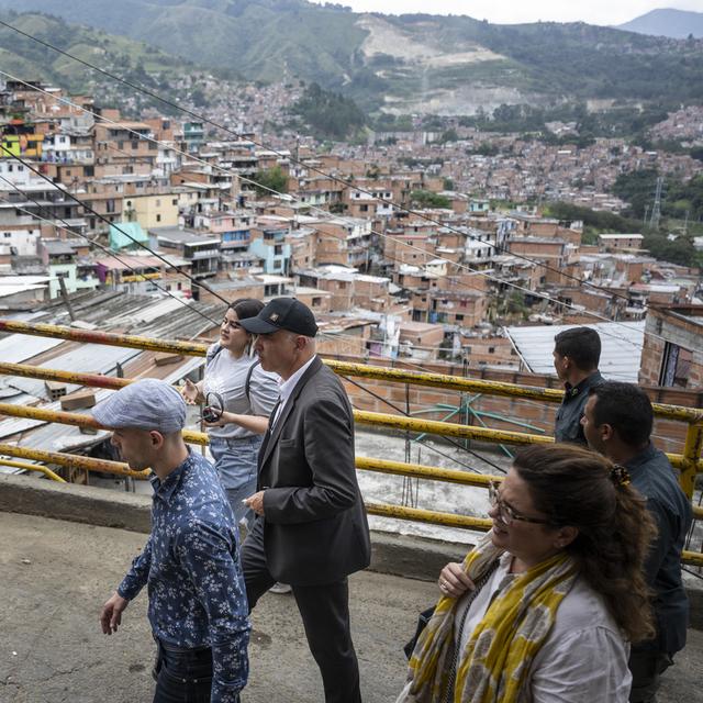 La guide Sara Jamillo, au centre, montre à Alain Berset un des anciens quartiers dangereux de la ville de Medellin en Colombie. [Keystone - Alessandro della Valle]