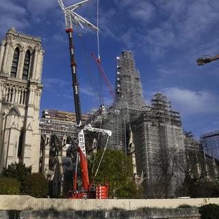 Jeudi 30 novembre: la flèche de la cathédrale Notre-Dame de Paris apparaît entourée d'échafaudages. La flèche est identique à la précédente, qui s'est effondrée lors de l'incendie du 15 avril 2019. La réouverture de la cathédrale est prévue pour le 8 décembre 2024. [Keystone - AP Photo/Michel Euler]