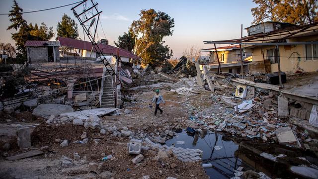 Un homme au milieu des ruines dans le village de Demirkopu, en Turquie. [Keystone - EPA/Martin Divisek]