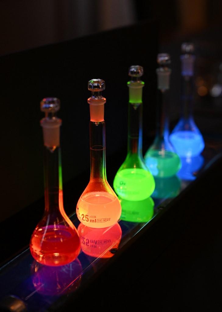 Des flacons de laboratoire sont utilisés pour l'explication lors de l'annonce des lauréats du prix Nobel de chimie 2023 à l'Académie royale des sciences de Suède à Stockholm. [AFP - Jonathan Nackstrand]