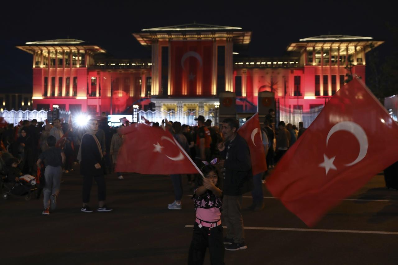 Des milliers de supporters du président Erdogan ont afflué vers le palais présidentiel à Ankara pour fêter la victoire de leur candidat. [Keystone - Ali Unal]