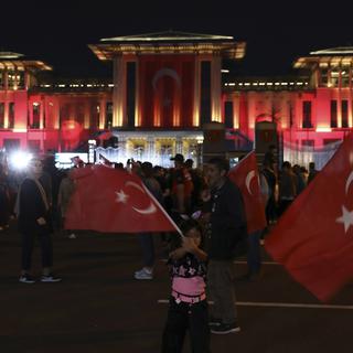 Des milliers de supporters du président Erdogan ont afflué vers le palais présidentiel à Ankara pour fêter la victoire de leur candidat. [Keystone - Ali Unal]