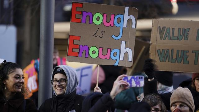 Des manifestantes de la fonction publique sont rassemblées ici à Londres, dans ce qui est décrit comme une des plus grandes grèves de la décennie en Grande-Bretagne. [Keystone/PA via AP - Jordan Pettitt]