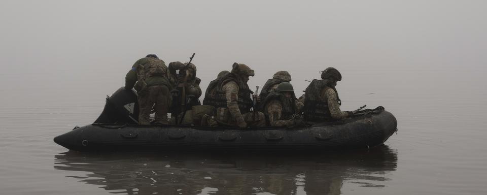 Des soldats ukrainiens sur le Dniepr. [Keystone - AP Photo/Alex Babenko]