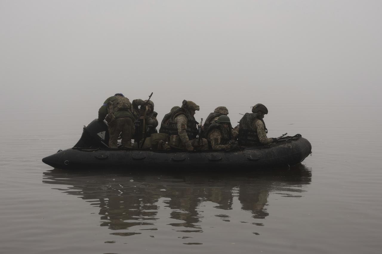 Des soldats ukrainiens sur le Dniepr. [Keystone - AP Photo/Alex Babenko]