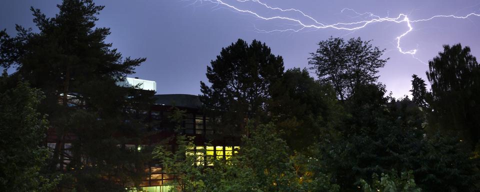 La Suisse a vécu une nuit d'orages, ici à Berne. [Keystone - Peter Klaunzer]