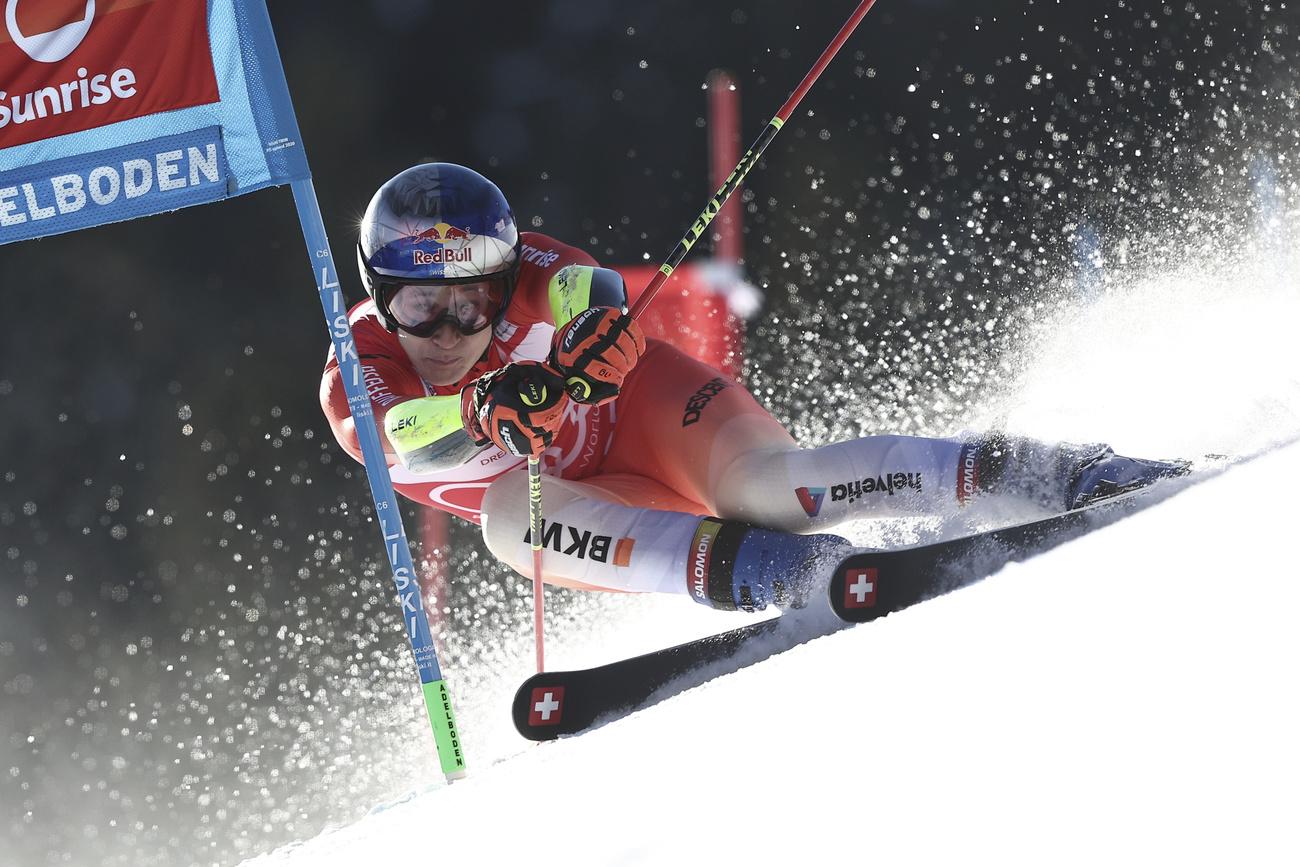 Ski Alpin: Marco Odermatt Gagne La Première Manche Du Géant D’Adelboden ...