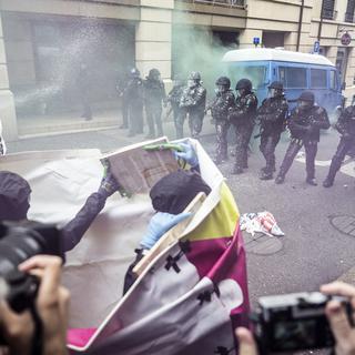 Gaz lacrymogène contre des manifestants opposés à l'UDC à Genève. [KEYSTONE - Martial Trezzini]