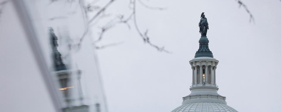 Le dôme du bâtiment du Capitole des États-Unis se reflète sur un bus, le 7 février 2023. [reuters - Amanda Andrade-Rhoades]