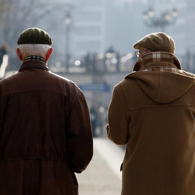 Deux personnes âgées qui marchent et discutent. [AP/Keystone - Franka Bruns]