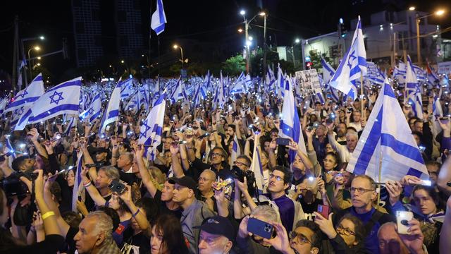 Des dizaines de milliers d'Israéliens sont de nouveau descendus dans les rues de Tel-Aviv samedi soir pour protester contre la réforme de la justice voulue par le gouvernement de Benjamin Netanyahu. [keystone - ABIR SULTAN]