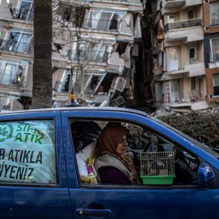 15 Minutes - Sentiment d'impuissance en Suisse des proches des victimes turques plus d'un mois après le séisme. [Keystone / EPA - Martin Divisek]