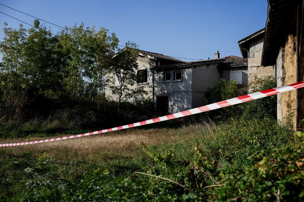 Une photo prise le 13 octobre 2023 près de Corcelles-en-Beaujolais montre une zone bouclée autour d'une maison, où un corps a été retrouvé pendu avec des papiers appartenant à l'acteur français Marwan Berreni, porté disparu depuis deux mois. [AFP - JEFF PACHOUD]