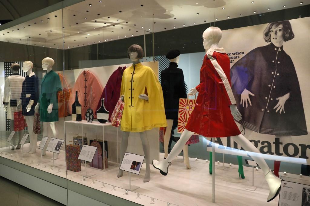 Mary Quant était surtout connue pour ses robes et des jupes courtes, aux lignes simples et aux couleurs vive. [AFP - Adrian Dennis]