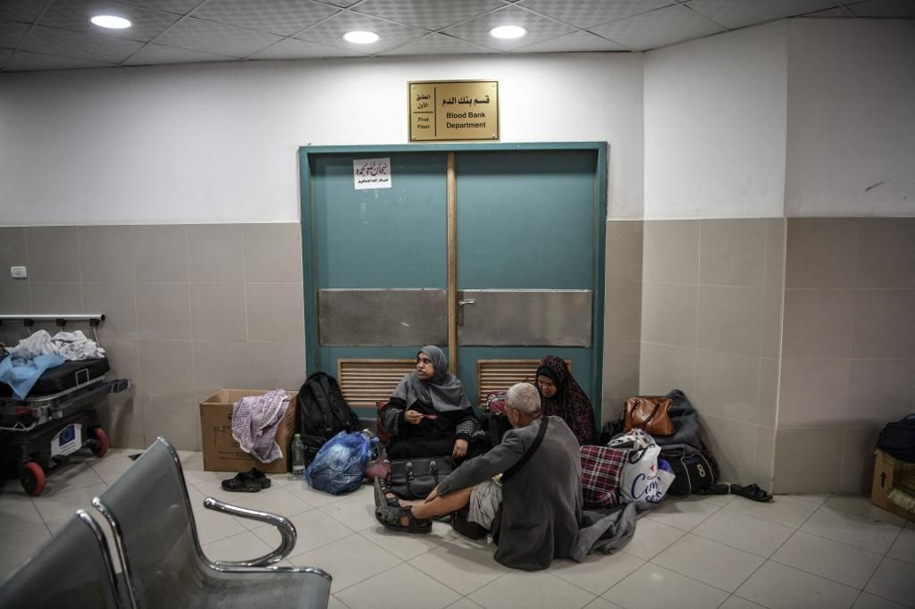 Des Palestiniennes et Palestiniens réfugiés à l'hôpital Nasser de Khan Yunis, à Gaza, après que leurs maisons aient été détruites par des frappes israéliennes. [AFP - Abed Zagout / Anadolu]