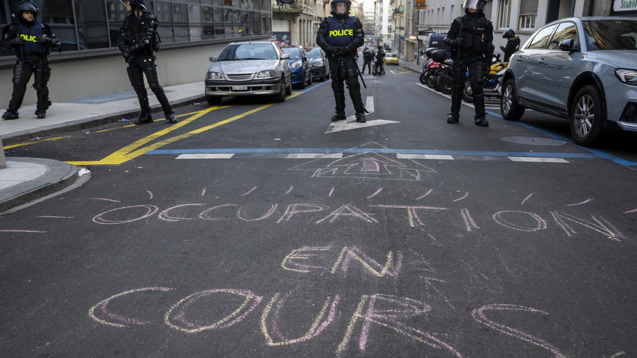 La police a évacué un squat la semaine passée à Genève. [Keystone - Martial Trezzini]