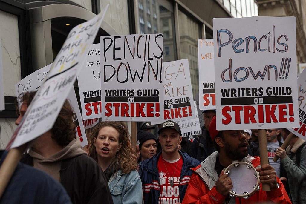 Environ 11'500 scénaristes ont formé des piquets de grève devant les studios, principalement à Los Angeles et à New York. [Reuters - Shannon Stapleton]