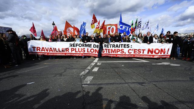 les opposants à la réforme des retraites à nouveau mobilisés pour une journée cruciale. [Keystone - AP Photo/Aurelien Morissard]