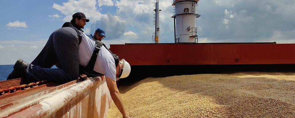 Une inspection des cargaisons de céréales ukrainiennes lors du transit en Turquie. [Keystone - Ministère turc de la Défense]