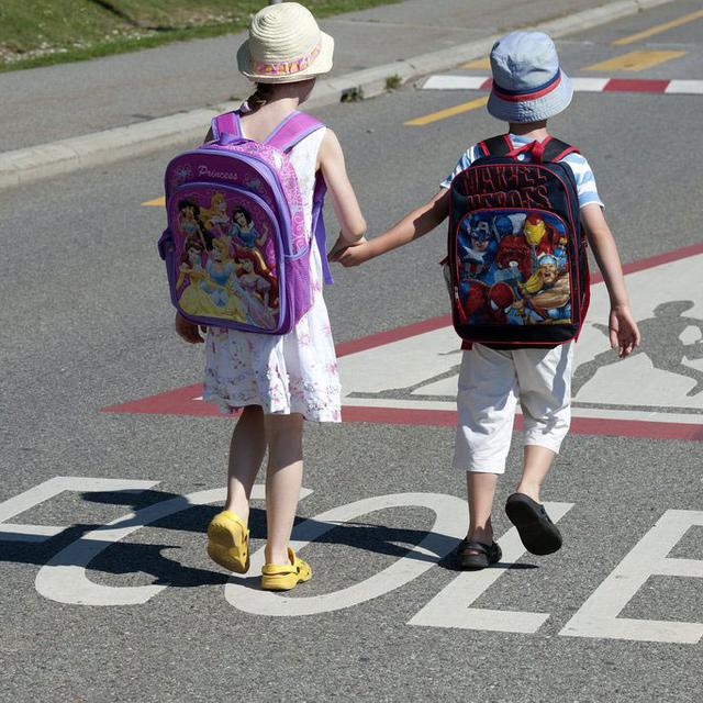 Deux enfants en route pour l'école. [Keystone - Dominic Favre]