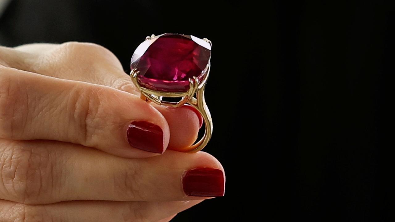 Ce rubis géant de 55,22 carats monté en bague a décroché un record aux enchères, vendu pour 34,8 millions de dollars. [Ali Haider]