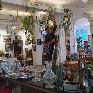 Salvatore Piscopo, patron du café-restaurant KymèM à Vevey arrose ses plantes suspendues. [RTS - X.Bloch]